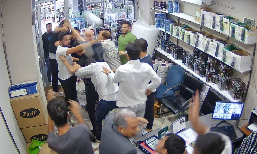 Haraç iddiası ortalığı karıştırdı: Sandalyelerle sopalarla birbirlerine giriştiler! Feci kavgada 7 kişi yaralandı 1